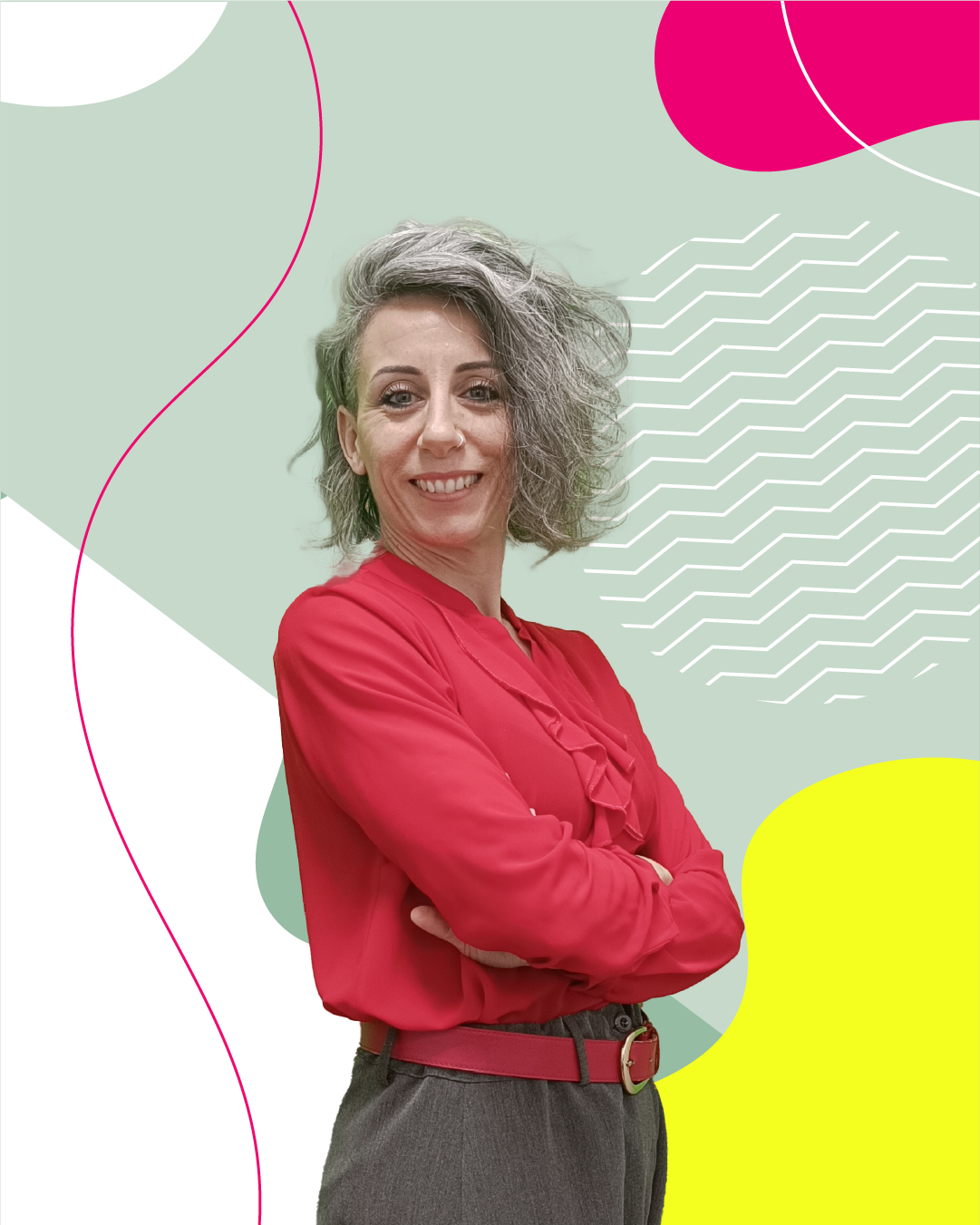 Vanessa Conti con camicia rossa e capelli mossi su sfondo grafico