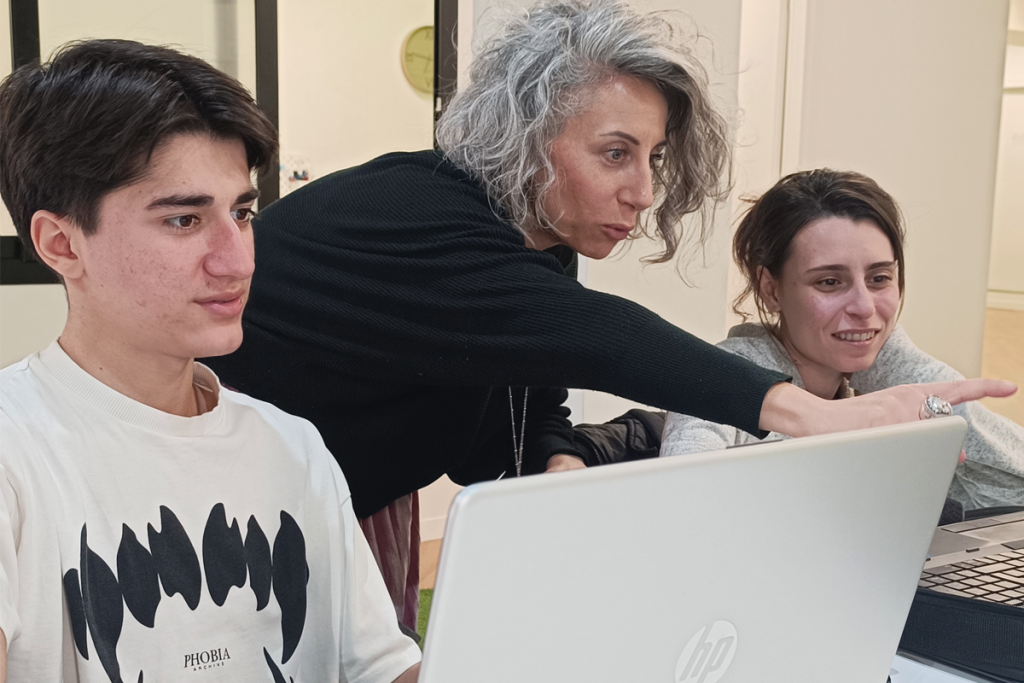 Consulenza e Formazione con Ad Hoc Pubblicità in Aulta davanti al Computer per studiare a Roma