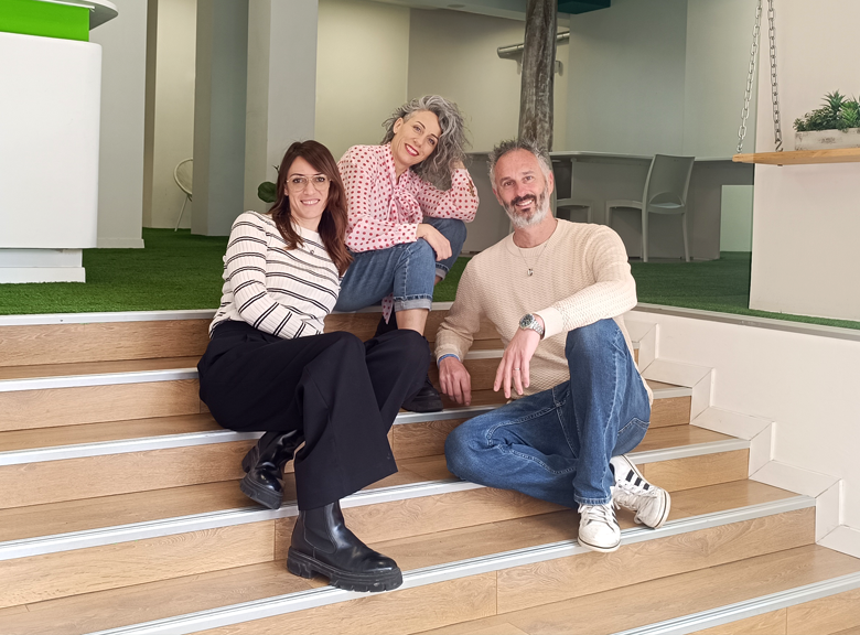 Foto di gruppo del team solare e professionale a Roma di ad hoc pubblicità